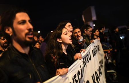 Thổ Nhĩ Kỳ: Biểu tình quy mô lớn phản đối kết quả trừng cầu ý dân.